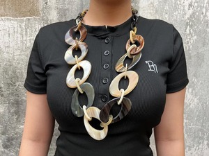 Collier en corne de buffle polie de forme naturelle, style moderne, fait main, écologique, couleur ambre miel naturel par Perfect Enterprises - Product Image 3