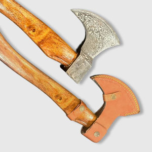 Hache en acier de Damas, artisanale, tête en acier forgé, manche en bois naturel, collection classique, outil de présentation - Product Image 3