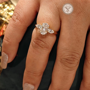 Anillo de Compromiso de Tres Piedras con Diamante Ovalado Cultivado en Laboratorio de 3.10 TCW en Oro de 14K, Certificado IGI, Joyería Nupcial de Lujo para Mujer - Product Image 6