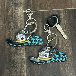 พวงกุญแจหนังวัวสไตล์ตะวันตก ลายหมากรุก รูปแบบหมวกและไพ่ ดีไซน์โรดีโอ ของที่ระลึก ของขวัญ ขายส่ง - Product Image 4