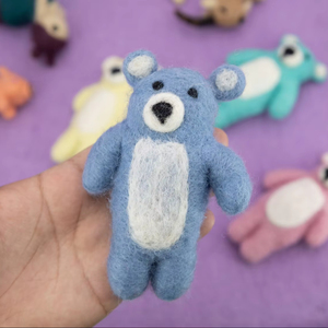 Ourson en laine fait main, ornement de la Saint-Valentin, cadeau mignon pour enfant, décoration en forme de cœur, jouet romantique en feutre et fil - Product Image 1