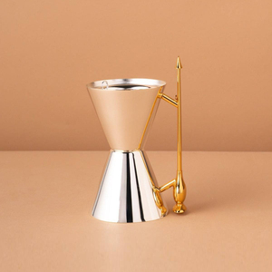Brûle-encens en argent et or poli avec une poignée élégante, un objet décoratif sophistiqué pour la maison, conçu pour la diffusion de parfums - Product Image 1