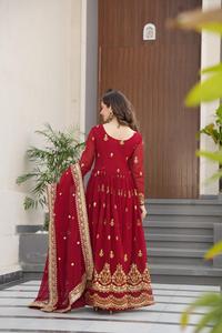 Nouveau Salwar Kameez de style indien et pakistanais en tissu Faux Blooming, avec broderie riche en Zari et sequins, pour mariage, en matériaux recyclés - Product Image 3