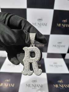 Colgante personalizado con inicial de moissanita, letra R, plata de ley 925, colgante con letras del alfabeto con incrustaciones de circonitas para hombre y mujer - Product Image 1