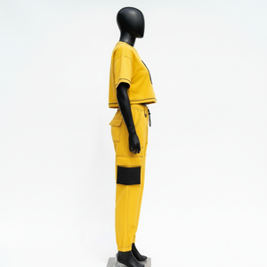 Ensemble t-shirt court et pantalon cargo en molleton de coton et polyester 320 GSM pour femme, jaune, avec logo en silicone - Product Image 3