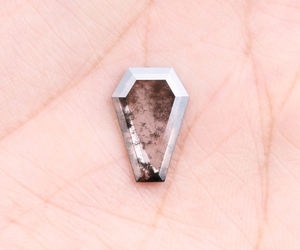 เพชรทรงโลงศพแบบพิเศษ 2.35 กะรัต สีซอลท์แอนด์เปปเปอร์ แฟนซี คัลเลอร์ เลเซอร์เจาะ เพาะเลี้ยงในห้องปฏิบัติการ เพชรเม็ดเดี่ยวแบบซอลท์แอนด์เปปเปอร์สั่งทำพิเศษ - Product Image 6