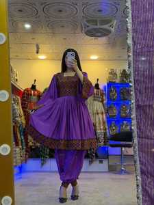 Robe longue trapèze violette avec broderie géométrique, col carré, manches lanternes, style vintage ethnique bohème, en tissu satiné - Product Image 3