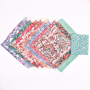 Bandana carré en coton 100% biologique, respectueux de l'environnement, teintures naturelles, imprimé à la main, foulard de mode respirant et durable en Mulmul - Product Image 4