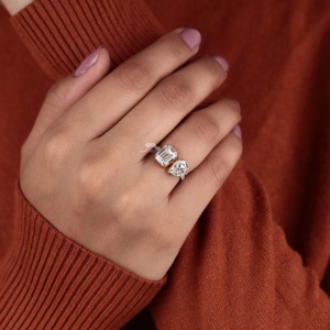 Bague Toi et Moi en Or 14K avec Diamant Taille Ovale et Émeraude, Bague de Fiançailles à Deux Pierres, Bijoux de Mariage Minimalistes, Fabricants Grossistes - Product Image 5