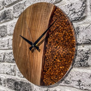 Horloge murale en bois de noyer et résine époxy en forme de grains de café - Product Image 5