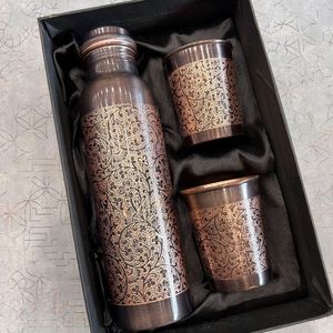 ชุดขวดน้ำทองแดงแท้ขายดี พร้อมแก้ว 2 ใบ ลายดอกไม้สลักแบบโบราณ งานแฮนด์เมดแบบดั้งเดิม - Product Image 1