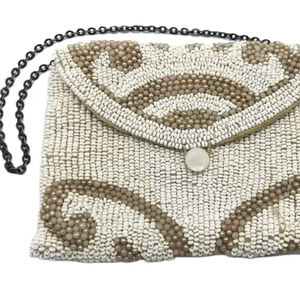 Sac à bandoulière crémeux à perles au design unique, avec chaîne, pochette à rabat boutonnée en perles de verre, sac de soirée pour femme - Product Image 1