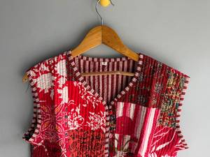 Chaleco acolchado de algodón rojo con patchwork, cuello en V, sin mangas, bordado a mano, estilo otoñal, regalo para ella. - Product Image 5