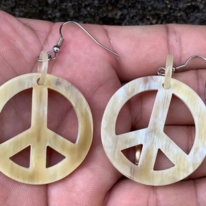 Pendientes de cuerno de búfalo artesanales, ecológicos, de alta calidad y estilo moderno, de origen ético, por Perfect Enterprises - Product Image 1