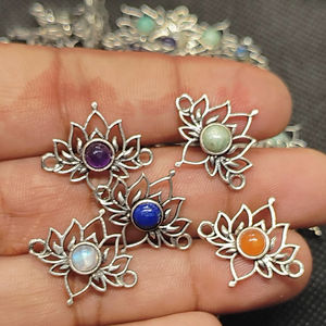 Connecteur pendentif trèfle en laiton plaqué argent avec breloque en pierres précieuses mélangées et cristaux pour la fabrication de bijoux DIY - Product Image 1