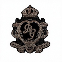Parche de Lujo DG Crown Bullion con Logotipo 3D Bordado a Mano con Hilo Dorado Zari y Cuentas, Colores Personalizados para Sombreros y Prendas