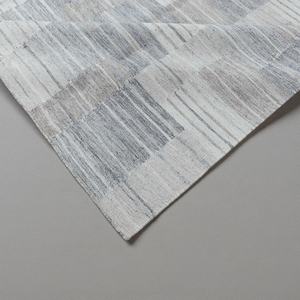Tapis artisanal en laine écologique à poils ras avec motif abstrait gris ivoire, tissage plat pour la décoration du salon - Product Image 1
