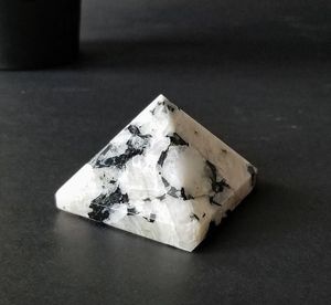 Vente en gros Pyramide de pierre de lune arc-en-ciel Cristal naturel de guérison Quartz Pierre précieuse Nouveauté Reiki Cadeau d'Aameena Agate - Product Image 1