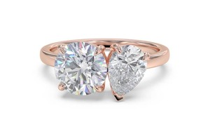 Bague Toi et Moi élégante à deux pierres, taille ronde et poire, avec diamant de laboratoire de 0,80 ct en platine - Product Image 2