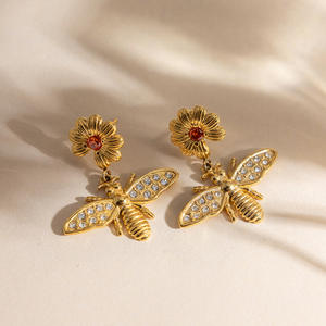 Modernos Pendientes de Acero Inoxidable Chapados en Oro de 18K con Diseño de Abeja, Margarita y Circonitas, Joyería de Abeja - Product Image 3
