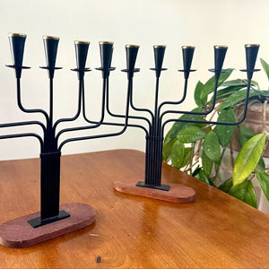 Candelabro de 7 pilares de metal negro y base de madera, perfecto para centros de mesa en grandes eventos de boda y decoración del hogar, procedente de la India. - Product Image 1