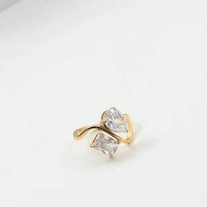 Anillo de compromiso Toi et Moi con diamantes cultivados en laboratorio de corte esmeralda y pera, oro amarillo de 14K, anillo moderno personalizable, regalo de joyería fina. - Product Image 3