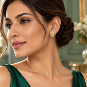 Élégantes boucles d'oreilles en or jaune 18 carats avec diamant de laboratoire taille poire, pierre centrale de 2 carats, diamants latéraux de 0,6 carat, poids de l'or 3,5 g |   Certifié IGI - Product Image 3