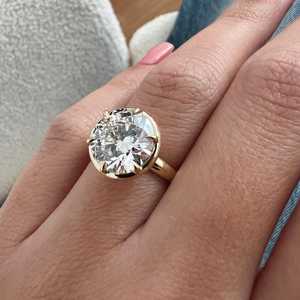 Bague de fiançailles en or jaune 14 carats de style géorgien, sertie de diamants de laboratoire ronds de 5 carats, style vintage, certifiée IGI - Product Image 1