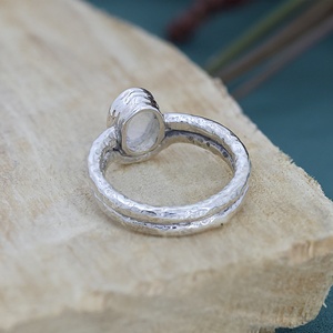 Bague ovale en pierre de lune arc-en-ciel naturelle, argent sterling 925, double bande, pierre de naissance de juin, bijoux faits à la main - Product Image 4