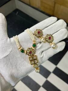Conjunto de collar y aretes étnicos ODM chapados en oro con perlas y diseño de flores con piedras de circonio para mujeres, joyería nupcial india para novias. - Product Image 5