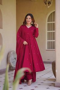 Conjunto de traje Anarkali de seda romana premium con bordados, pantalón palazzo y dupatta de seda Chanderi - Product Image 1