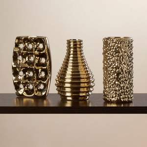 Jarrón de metal ideal para mejorar la estética de la habitación mediante elementos florales decorativos que añaden profundidad visual y textura. - Product Image 1