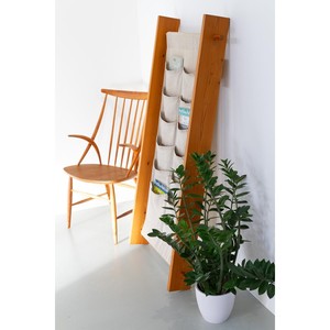 ชั้นวางนิตยสารไม้สนสไตล์อินดัสเทรียลพร้อมโครงโลหะสำหรับขายส่ง - Product Image 1