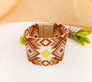 Bracelet manchette perlé fait main à motif géométrique aux tons terreux et accents jaunes, accessoire de mode - Product Image 3