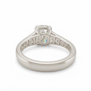 Anillo de Diamantes Cultivados en Laboratorio con Certificación IGI, 4.58TCW, Corte Cojín, Oro Blanco de 18K, Anillo de Compromiso con Tres Diamantes y Diamante Lateral Trapezoidal - Product Image 6