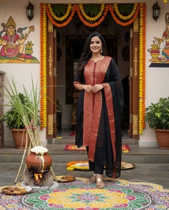 Pantalones Tradicionales Indios para Mujer, de Algodón Kanchi, Diseño Étnico Moderno, Materiales Reciclados, Largo hasta el Tobillo, Color Negro y Rojo, Bordado Regular - Product Image 1