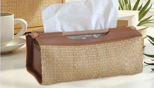 Caja rectangular para pañuelos hecha de ratán tejido y cuero. - Product Image 3