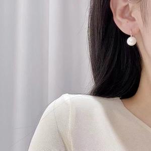 Pendientes de Plata de Ley S925 con Perlas Negras Naturales de 10-9 mm, con Acabado Brillante de Espejo, Ligeros y Delicados, con un Estilo Sencillo y Moderno - Product Image 4