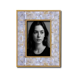 Cadre photo en laiton avec incrustation de résine et os, design haut de gamme, décoration murale - Product Image 1