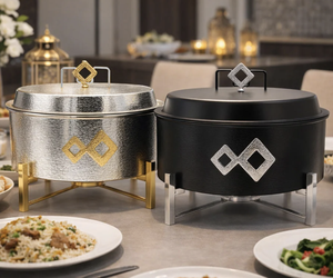 Cazuela redonda para servir comida caliente, estilo buffet, en plata con aspecto martillado y detalles dorados, para fiestas de boda en el Medio Oriente. - Product Image 6