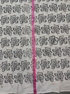 Tissu en coton blanc cassé en gros avec motif floral quadrillé à contour noir et travail de cordon 3D pour vêtements de créateurs et décoration intérieure - Product Image 4