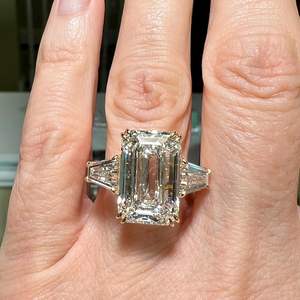 แหวนเพชรโมอิสซาไนต์ทรงเอเมอรัลด์สามเม็ด เงินแท้ 925 เครื่องประดับชั้นดี สำหรับวันครบรอบ ของขวัญสุดน่ารักสำหรับแฟนสาว - Product Image 2