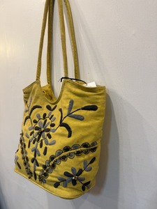 Sac à bandoulière en textile brodé jaune, taille moyenne, usage quotidien, fermeture supérieure avec poignée - Product Image 3