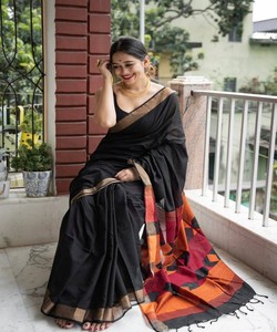 Sari de Seda Negra con Borde Rojo Anaranjado, Prenda Tradicional India para Mujer, Estilo Casual, para Todas las Temporadas, Largo hasta el Suelo - Product Image 1