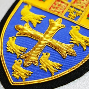 Insignias de Alta Calidad Disponibles en Grandes Cantidades, Parches Profesionales Hechos a Medida, Insignias Bordadas y Parches de Tallas Grandes - Product Image 5