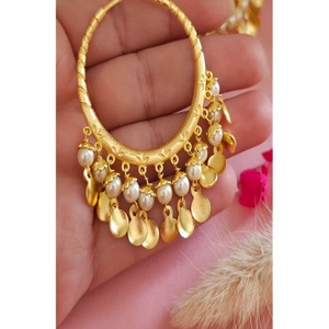 Pendientes elegantes de diamantes de circón de aspecto hermoso con pendientes elegantes de moda en tono plateado para mujer, colección de ropa de fiesta - Product Image 1