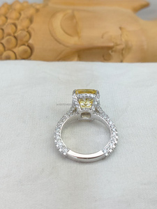 Anillo de compromiso de oro blanco con diamante y cojín amarillo |   Anillo de Novia Moderno y de Lujo |   Regalo de Aniversario de Bodas para Novia o Esposa - Product Image 2