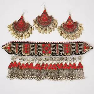 Magnifique collier pectoral afghan Kuchi de grande taille avec clochettes suspendues et accents de pierres rouges, bijoux tribaux traditionnels - Product Image 1