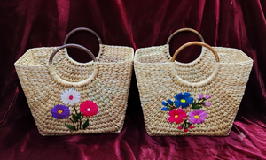 Sac à main de plage en jonc de mer tressé écologique avec broderie florale personnalisée, paille naturelle et poignées en bois - Product Image 3