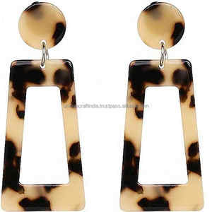 Boucles d'oreilles pendantes en résine pour femmes avec de nouveaux designs de véritables accessoires à la mode - Product Image 1